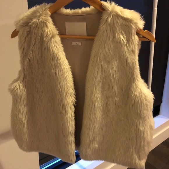 Wilfred (Aritzia) cream faux fur vest